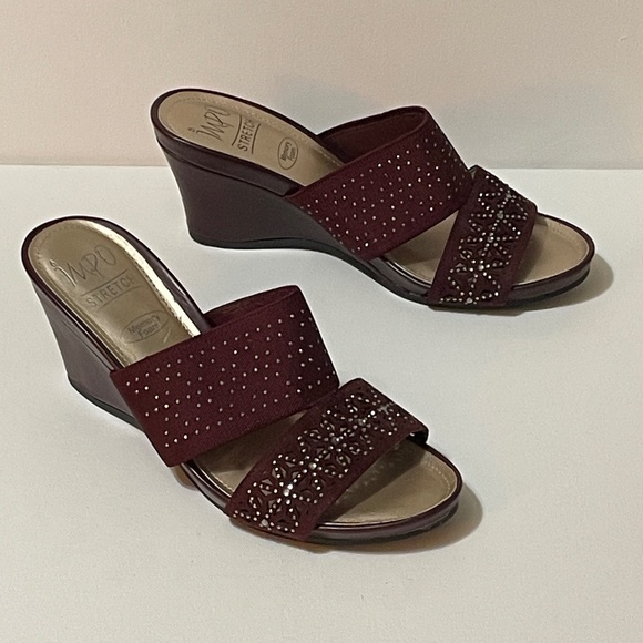 EUC Women's Size 8.5 Impo "Vertie" Sparkly Maroon Fabric Wedge Slides - Picture 2 of 4